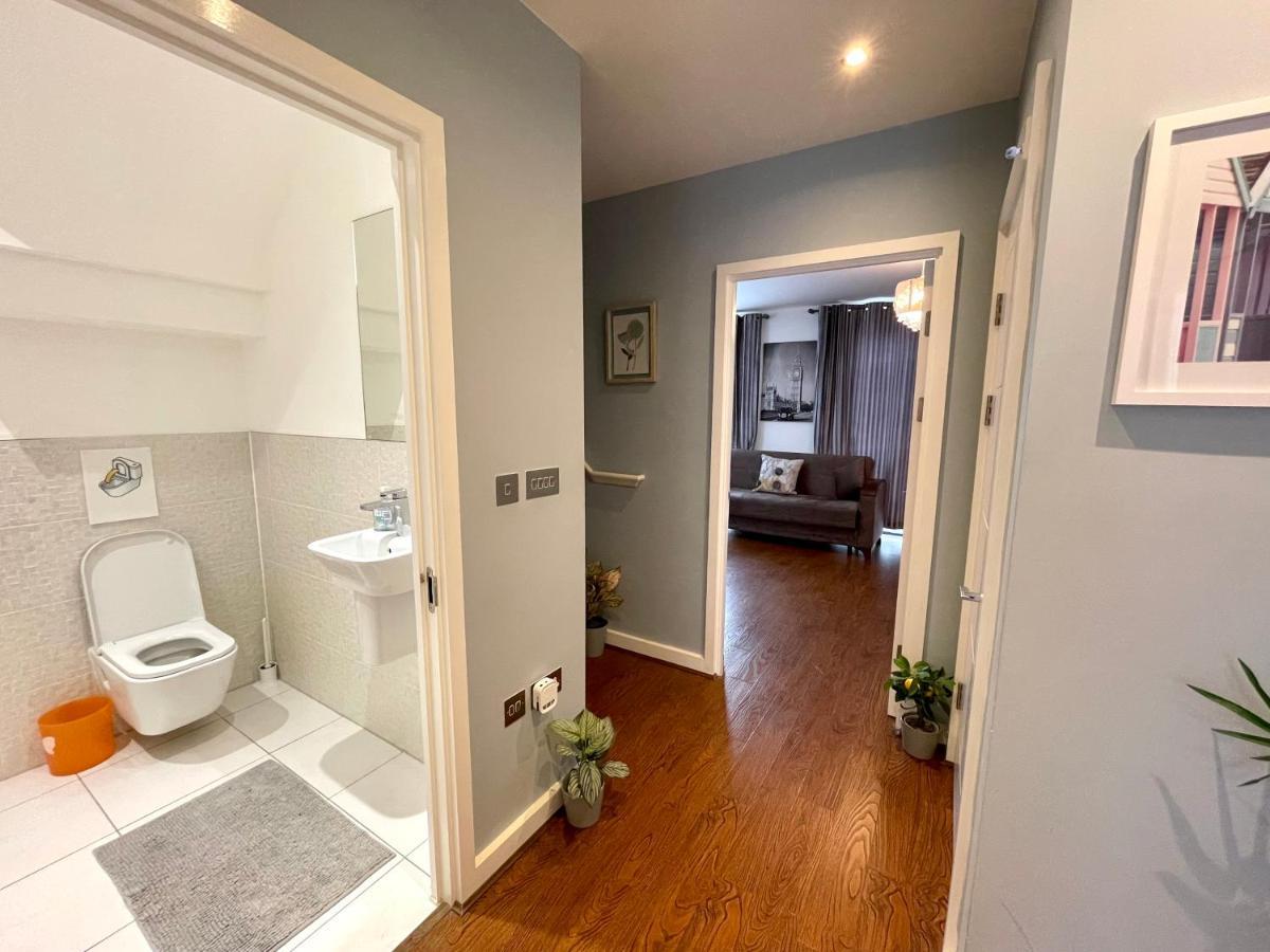 Stratford Luxury House, 5 Minutes Walk Station, Westfield, 3 Bedrooms 3 Bathrooms, Reception, Garden, Parking Appartement