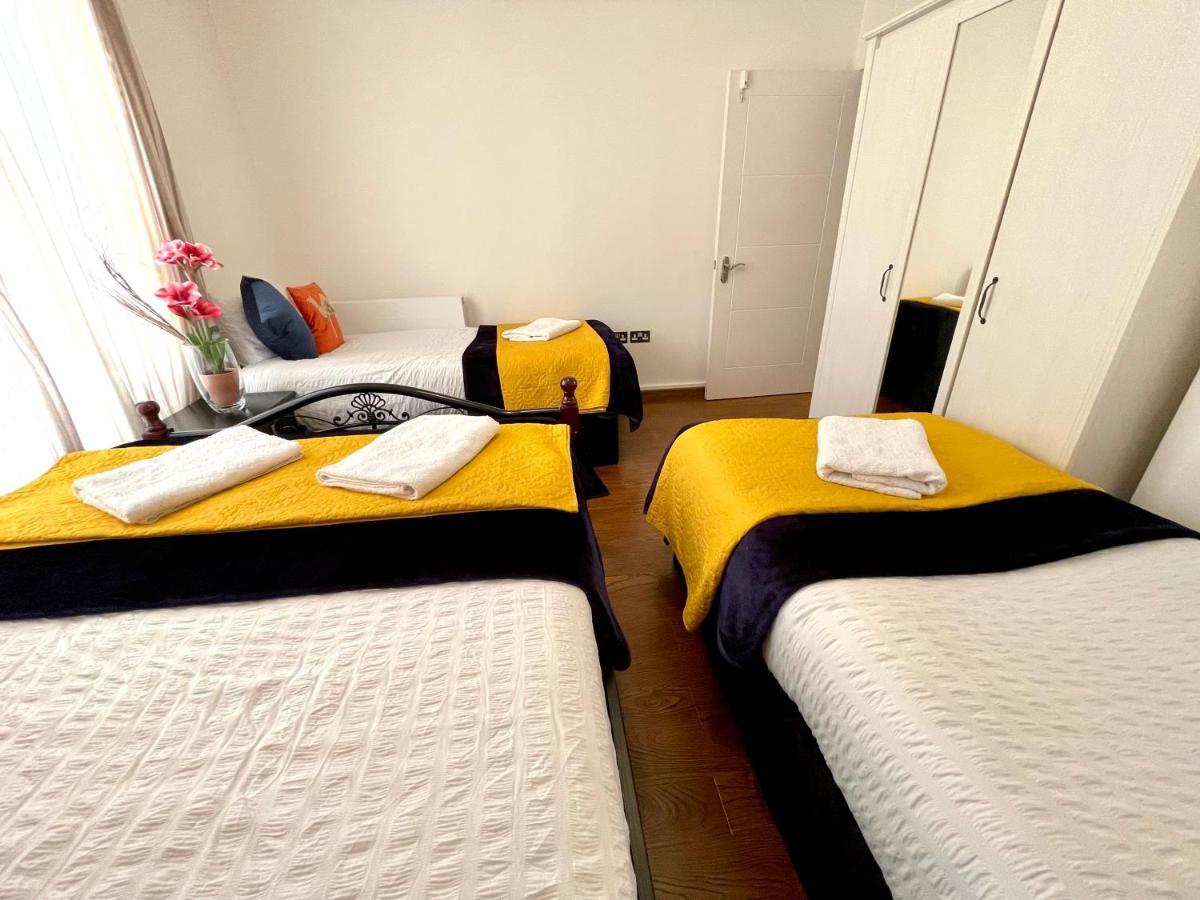Stratford Luxury House, 5 Minutes Walk Station, Westfield, 3 Bedrooms 3 Bathrooms, Reception, Garden, Parking * Londres