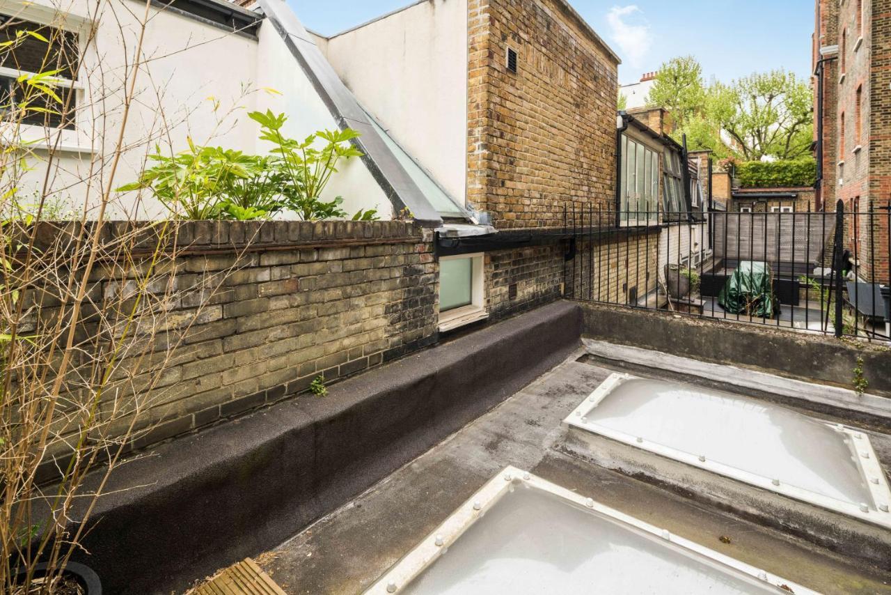 Superb Chelsea Rare Find With Patio 2 Min From Tube Apartment *