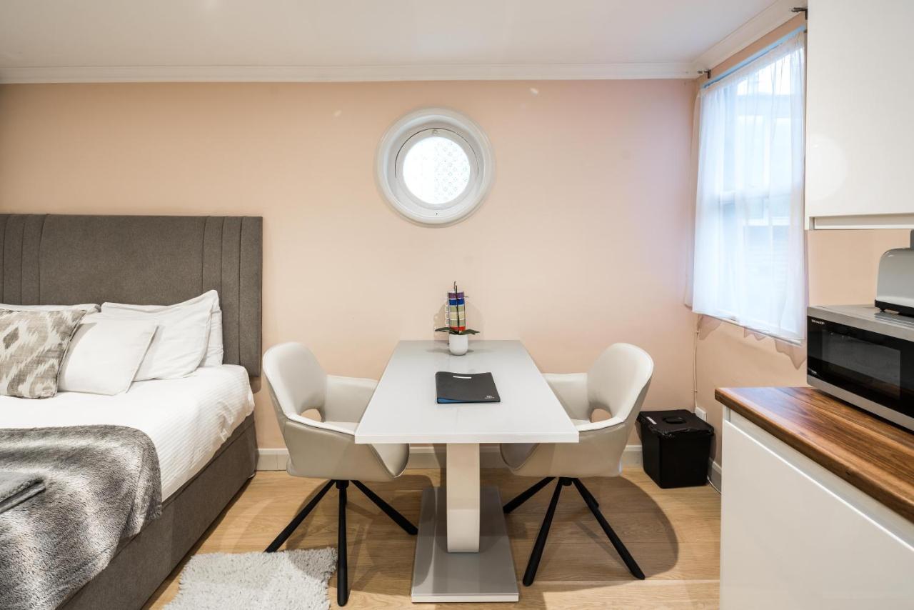 Superb Chelsea Rare Find With Patio 2 Min From Tube Apartment *