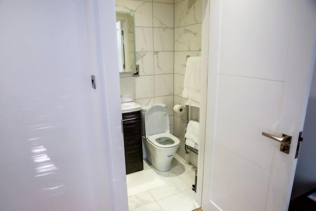 Airy, 3 Bedrooms, Ensuite , Flat Appartement