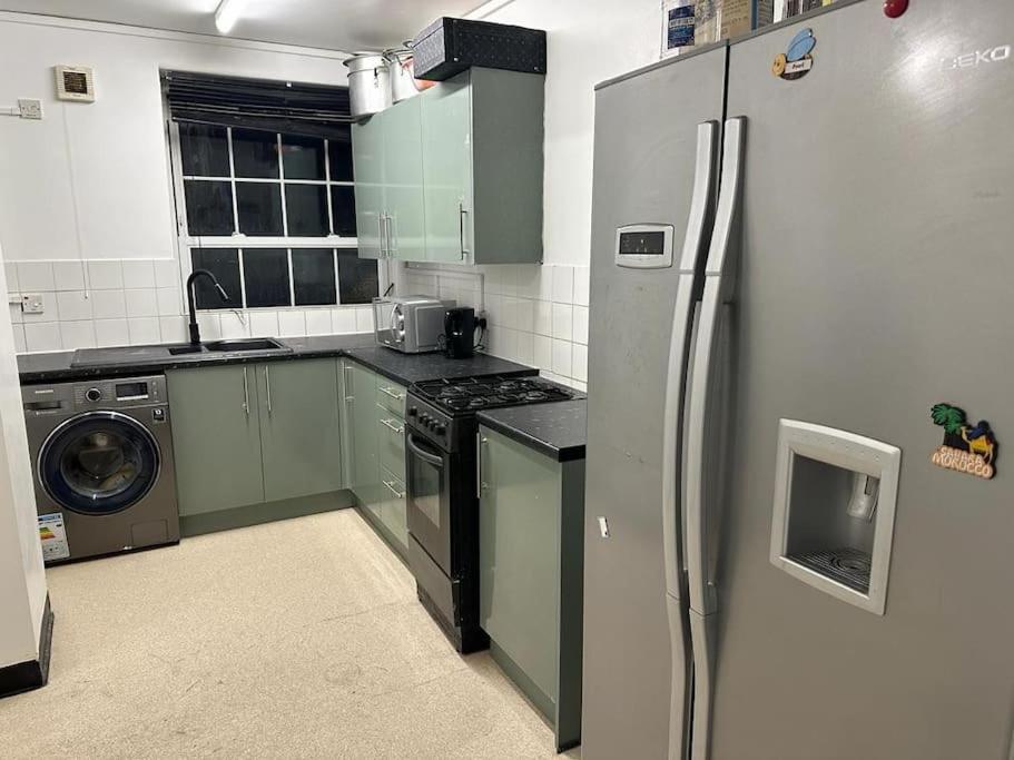 Huge By Bridge - King Sized Bed Londres