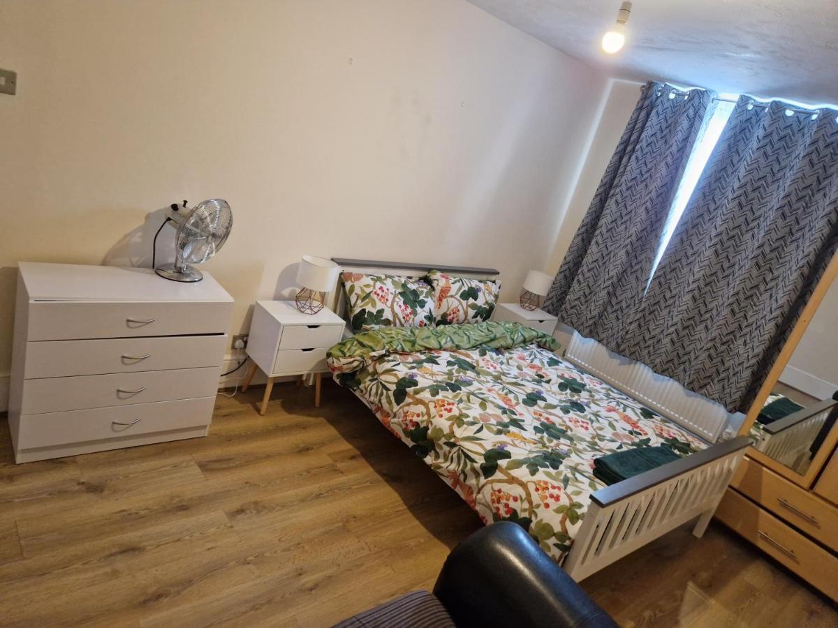 A Discreet Flat For The Family. * London