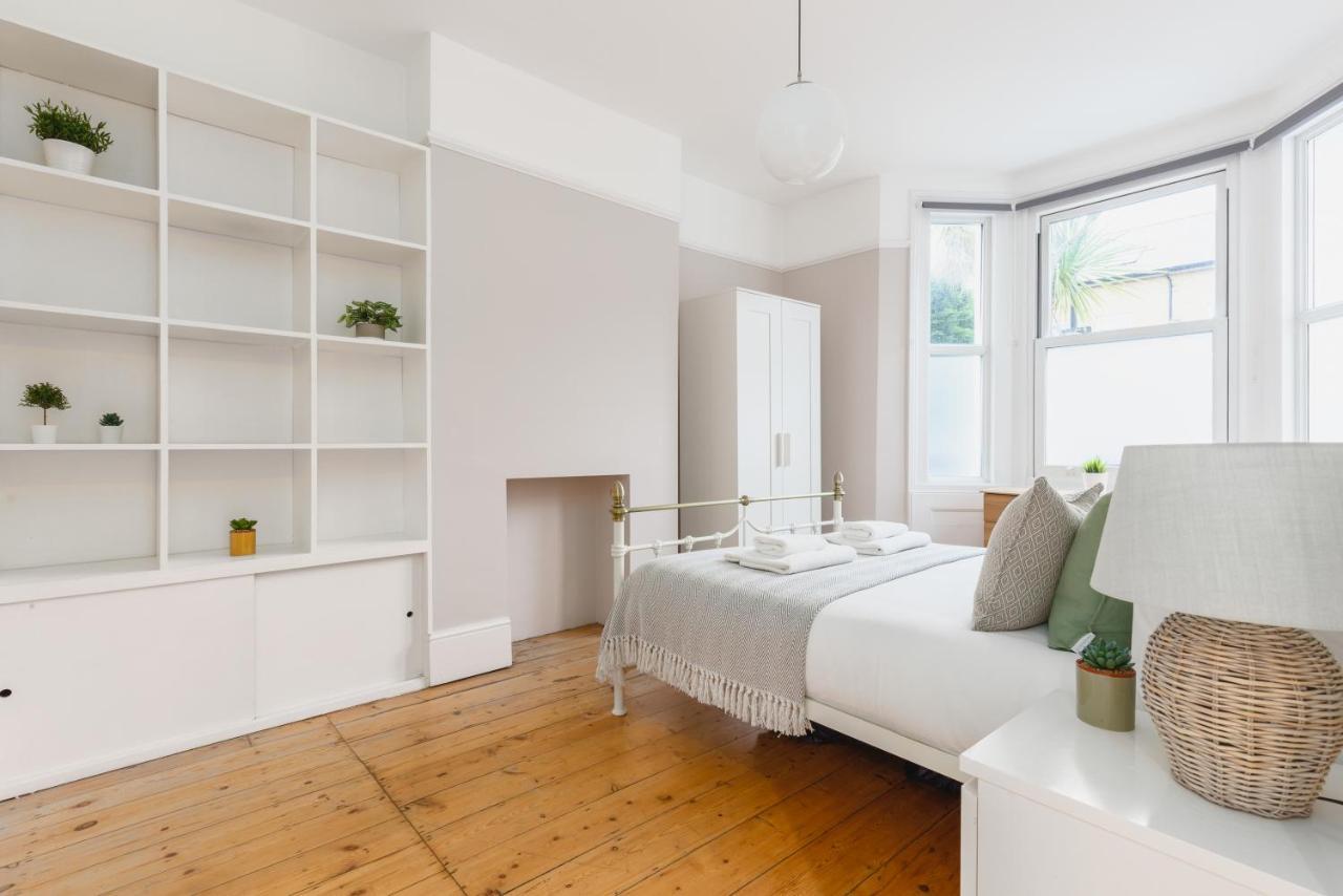 The Acton Appartement