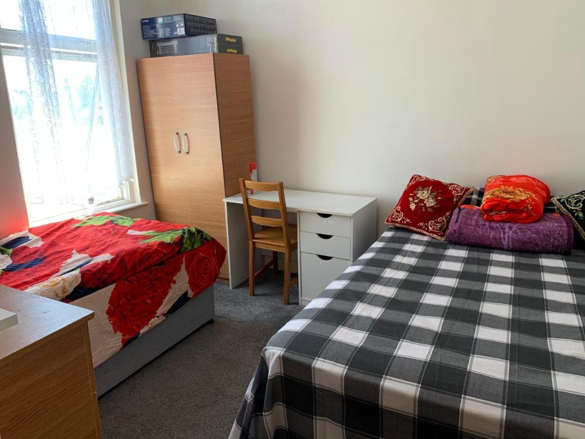 Double Bedroom Near The St Street Rail Station Pensión *