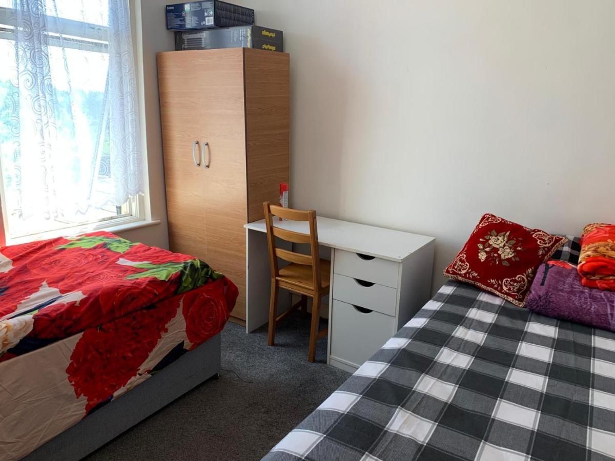 Double Bedroom Near The St Street Rail Station * Londres