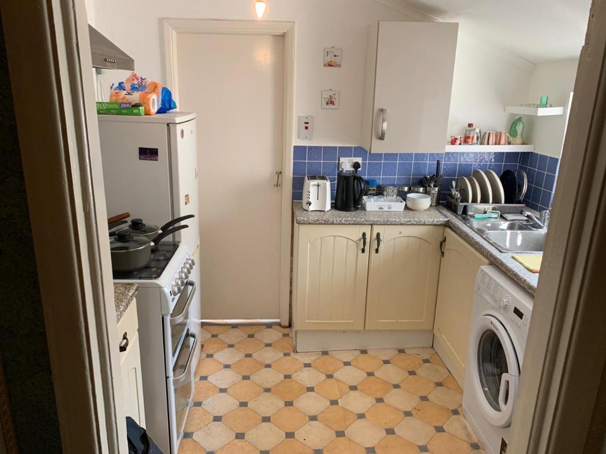 Pensión Double Bedroom Near The St Street Rail Station *