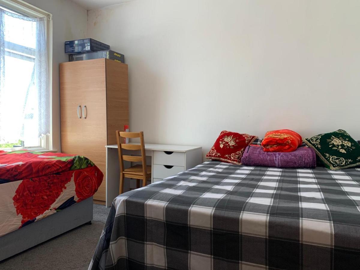 Double Bedroom Near The St Street Rail Station Pensión *