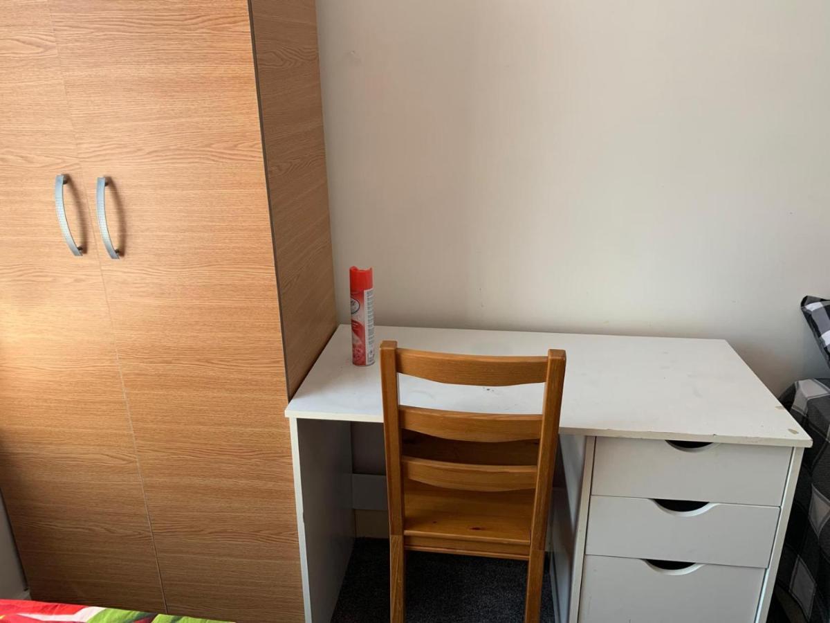 Double Bedroom Near The St Street Rail Station * Londen