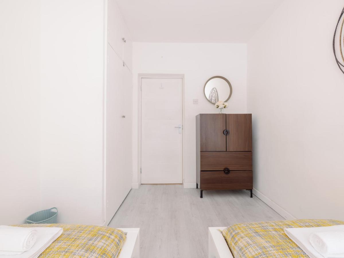 Apartamento Spacious Flat In South With Balcony - Pass The Keys