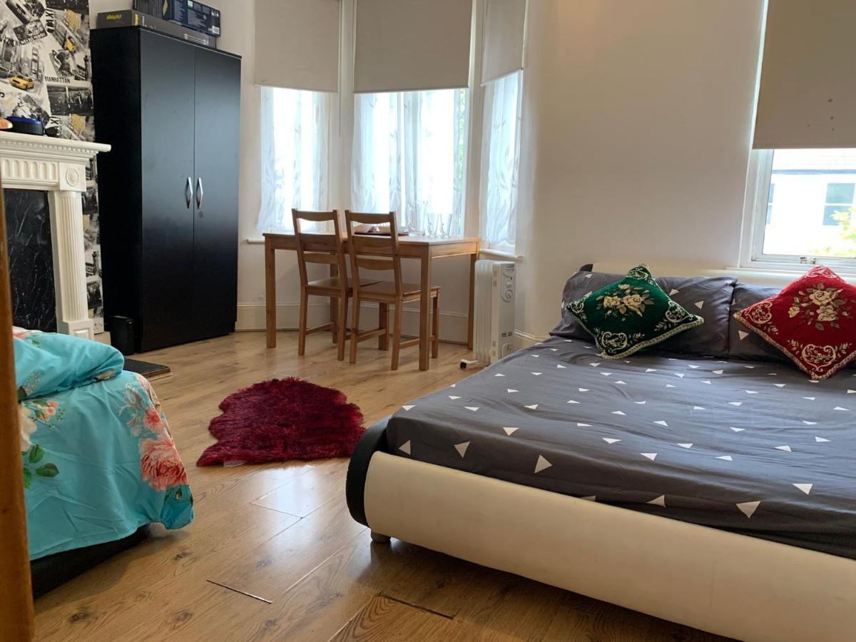 Double Bedroom Near The St Street Rail Station * Londen