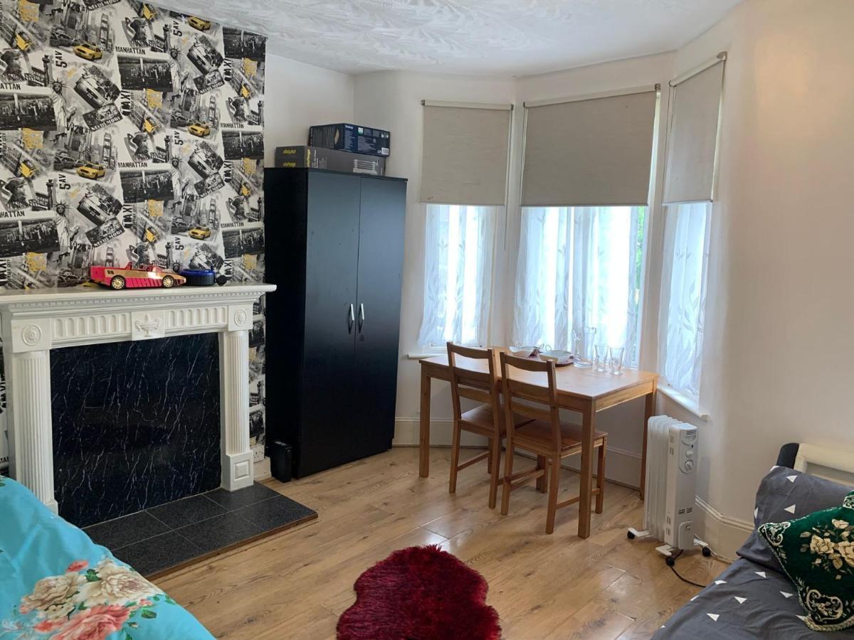 Double Bedroom Near The St Street Rail Station Londres