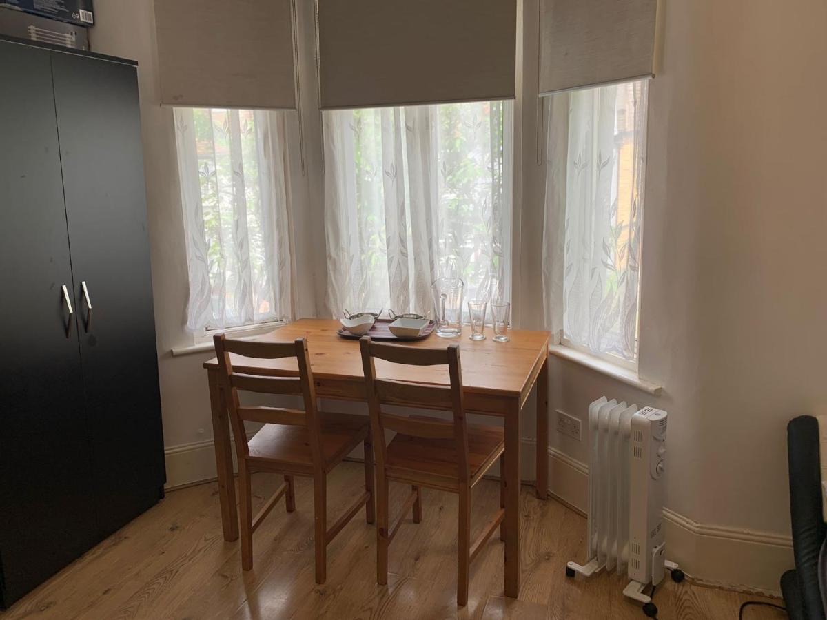 Double Bedroom Near The St Street Rail Station Pensión Londres