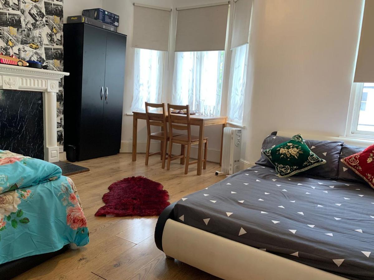 Pensión Double Bedroom Near The St Street Rail Station