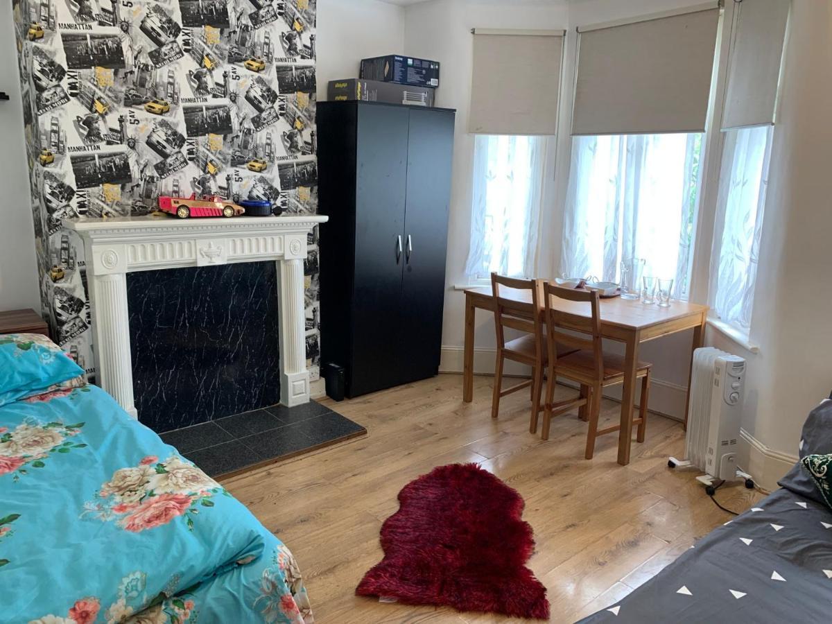 Double Bedroom Near The St Street Rail Station Londen