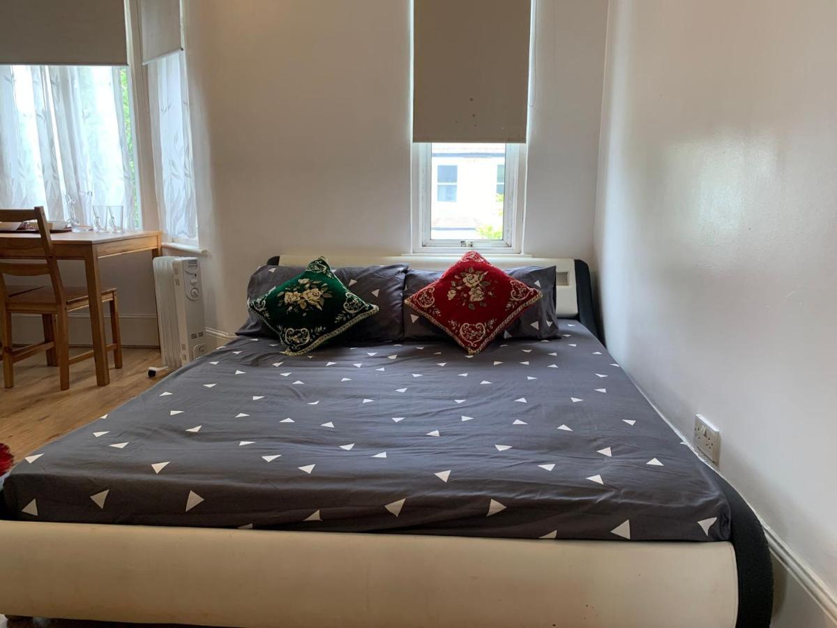 Double Bedroom Near The St Street Rail Station Pensión
