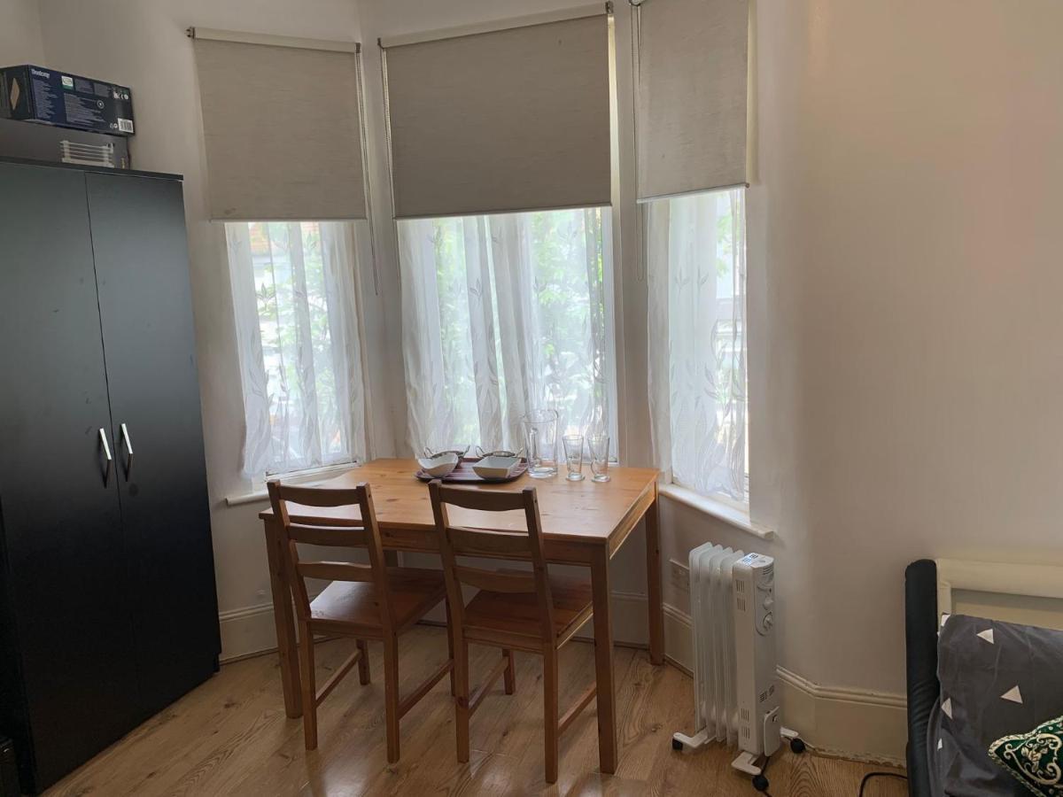 Pensión Double Bedroom Near The St Street Rail Station