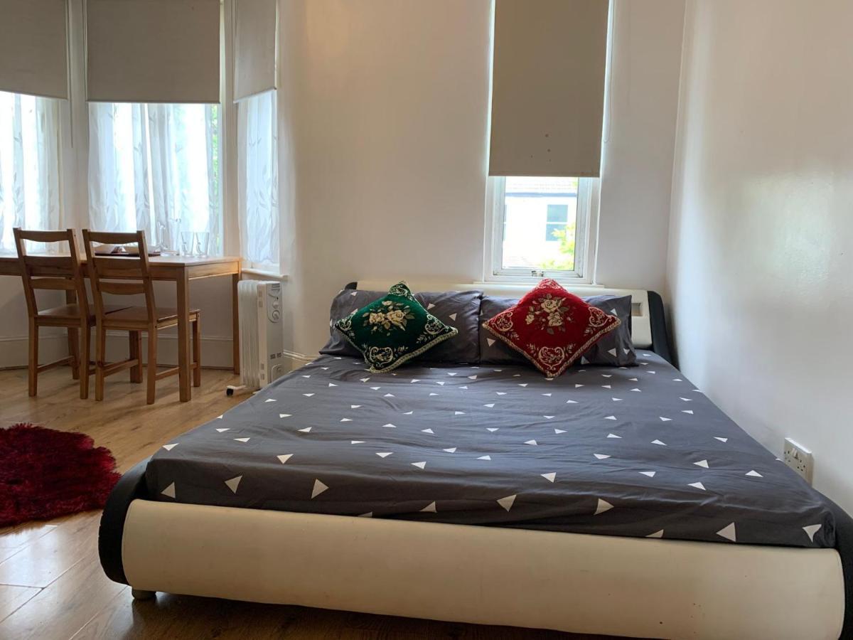 Pensión Double Bedroom Near The St Street Rail Station *