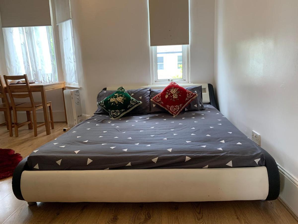 Pensión Double Bedroom Near The St Street Rail Station Londres