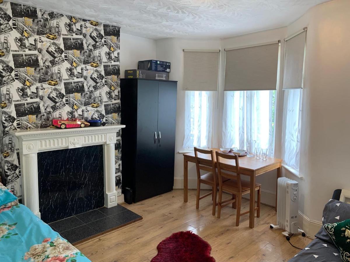 Double Bedroom Near The St Street Rail Station Londen