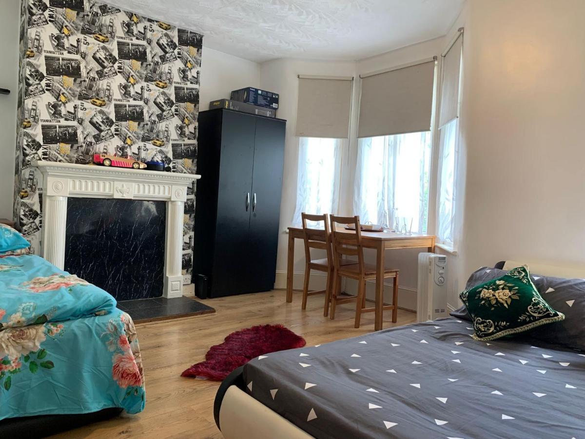 Double Bedroom Near The St Street Rail Station Pensión *