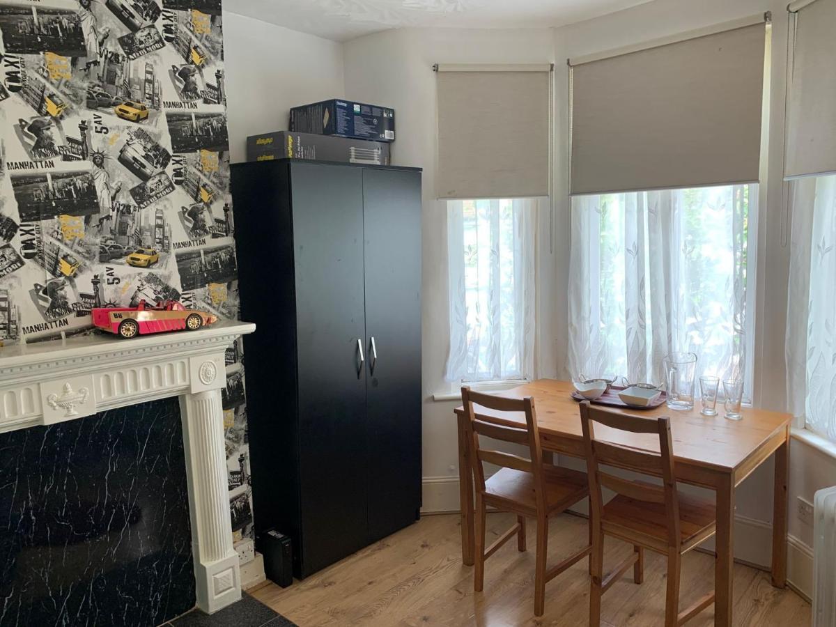 Pensión Double Bedroom Near The St Street Rail Station