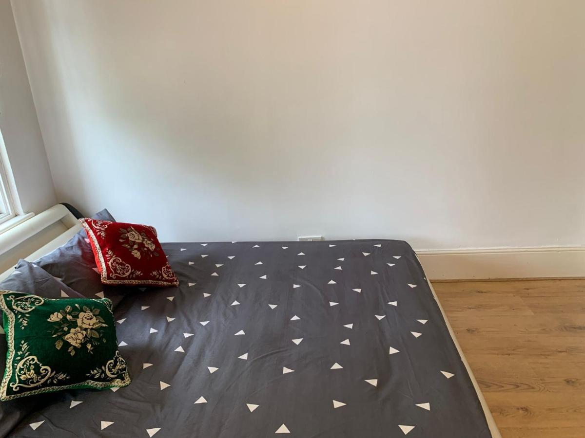 Double Bedroom Near The St Street Rail Station Pensión *