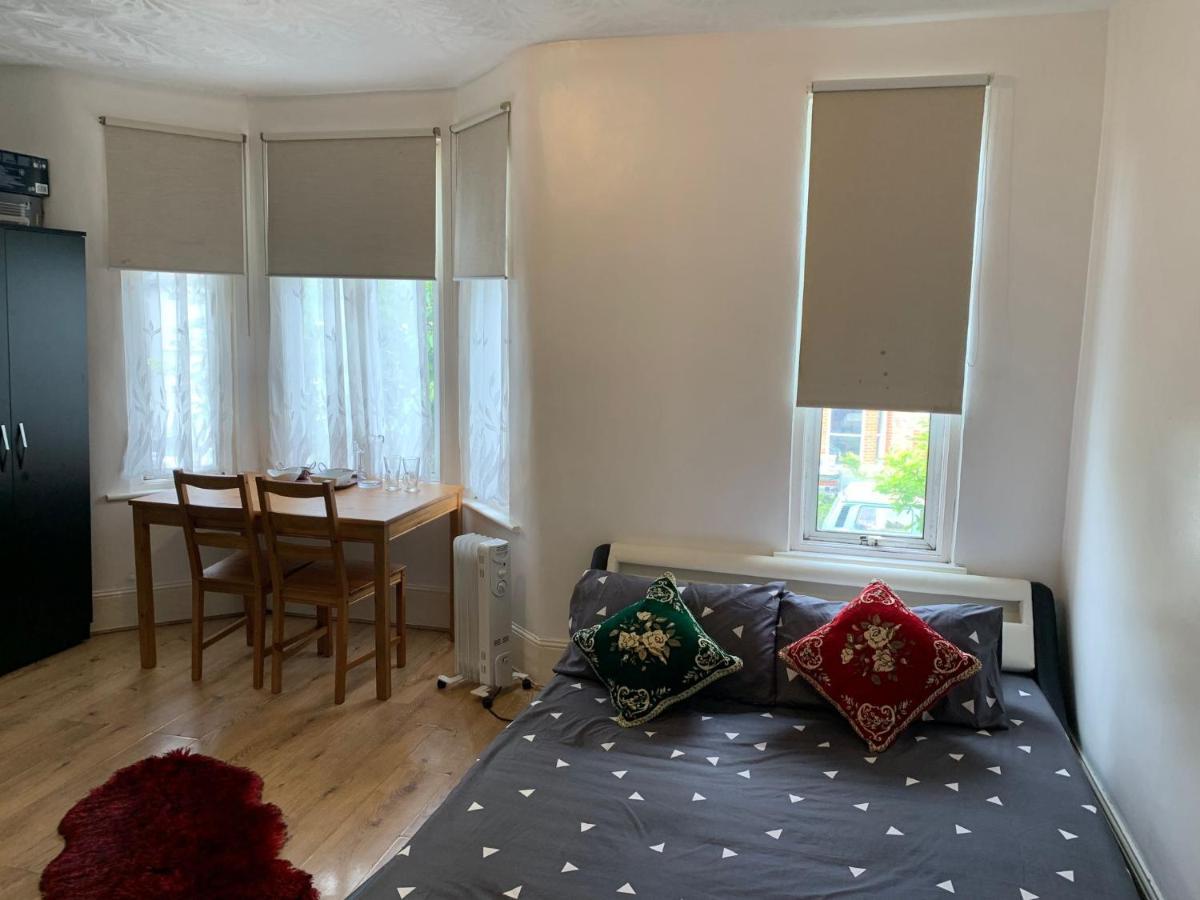 Pensión Double Bedroom Near The St Street Rail Station *