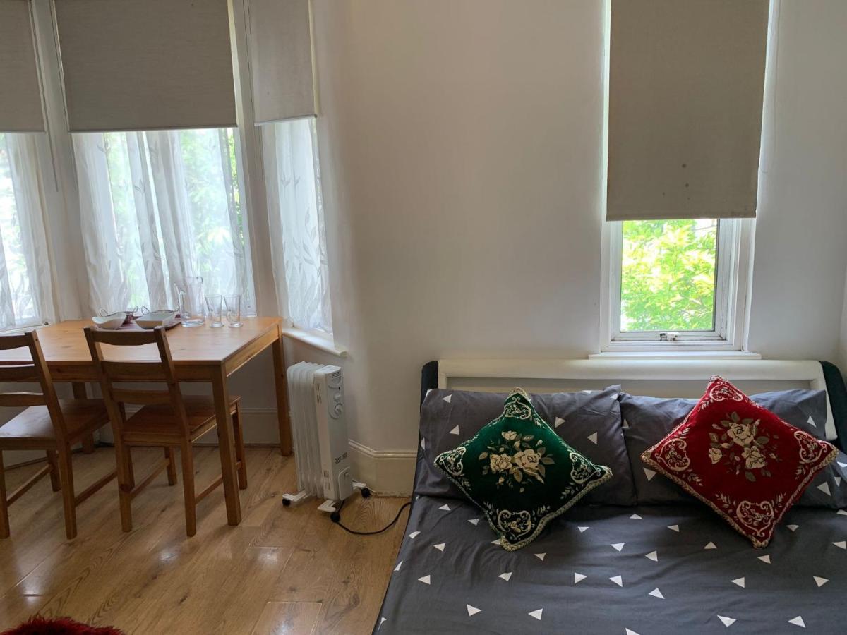 Double Bedroom Near The St Street Rail Station Pensión *