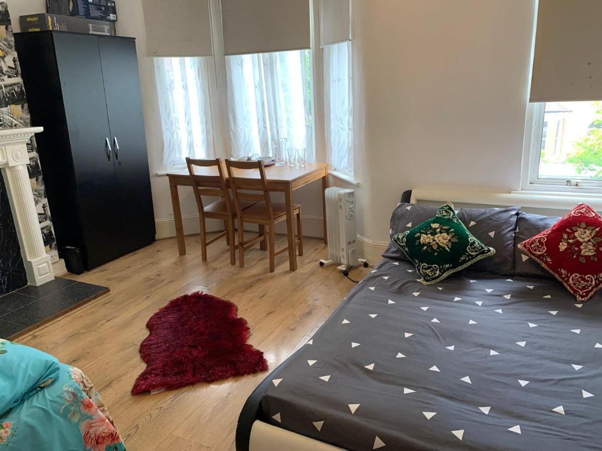Double Bedroom Near The St Street Rail Station Pensión