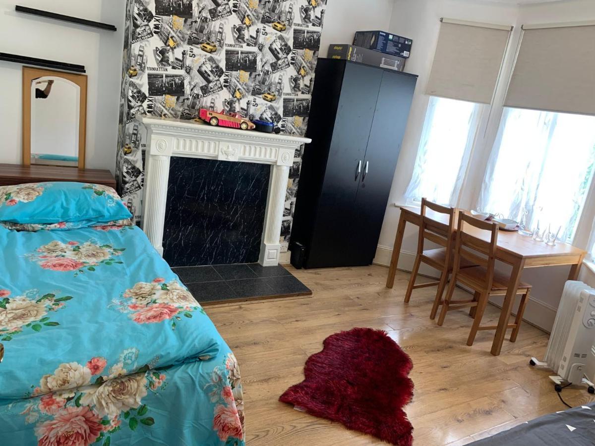 Pensión Double Bedroom Near The St Street Rail Station