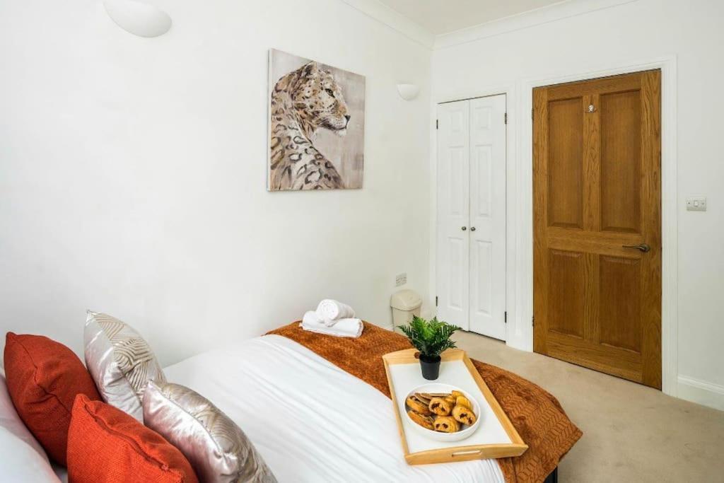 Where Style & Convenience Combine- Photo Id Required Apartamento
