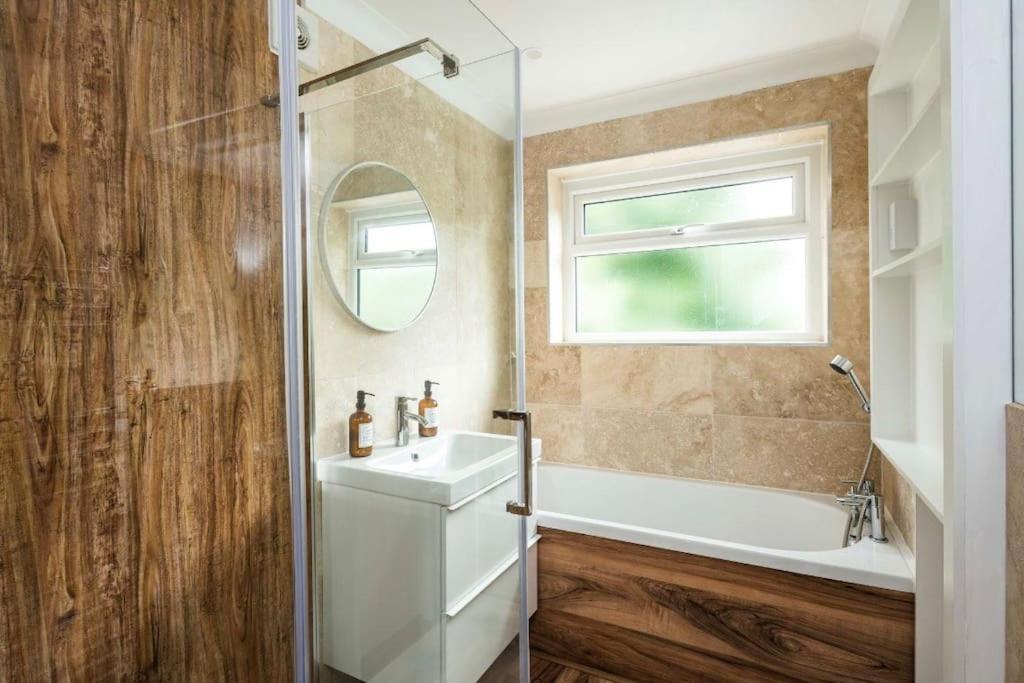 Appartement Where Style & Convenience Combine- Photo Id Required