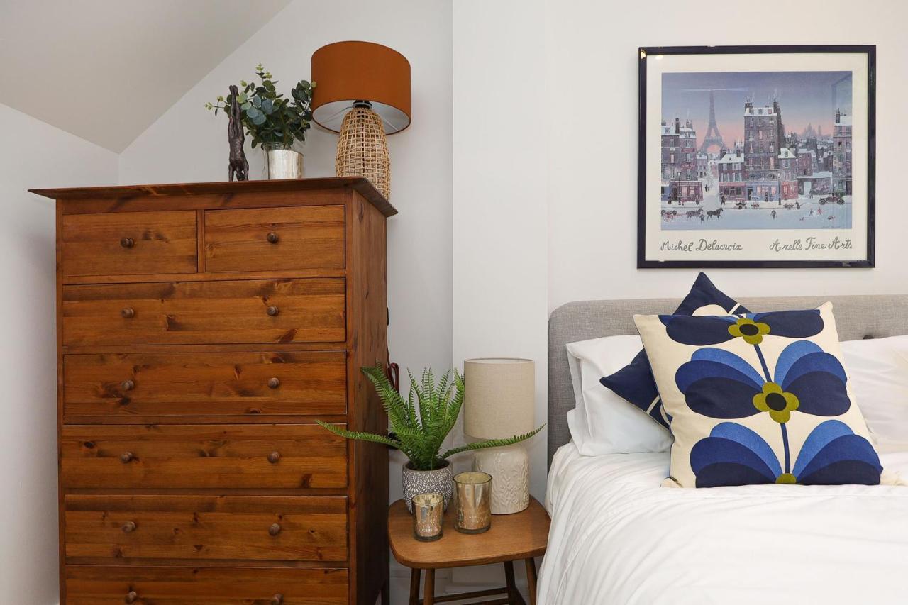 The Secret, 1 Bed Flat With Patio - Zone 2 London