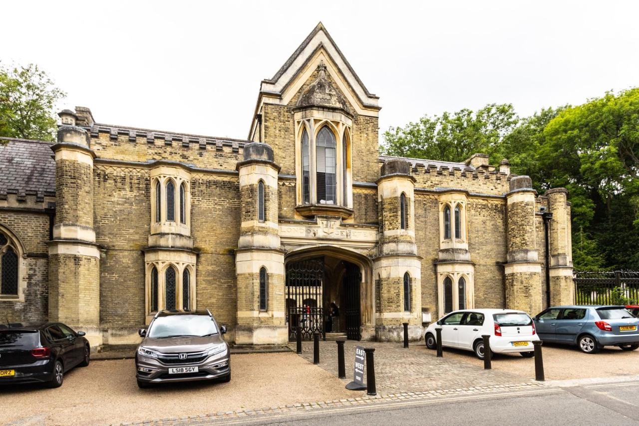 The Secret, 1 Bed Flat With Patio - Zone 2 London