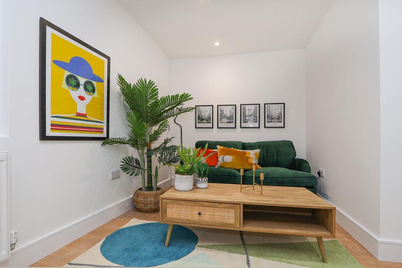 The Secret, 1 Bed Flat With Patio - Zone 2 Apartment
