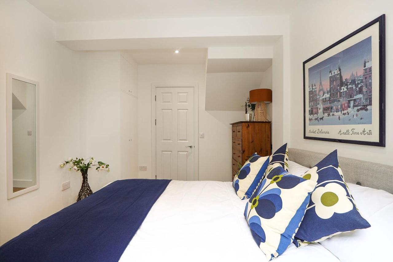 The Secret, 1 Bed Flat With Patio - Zone 2 Apartment