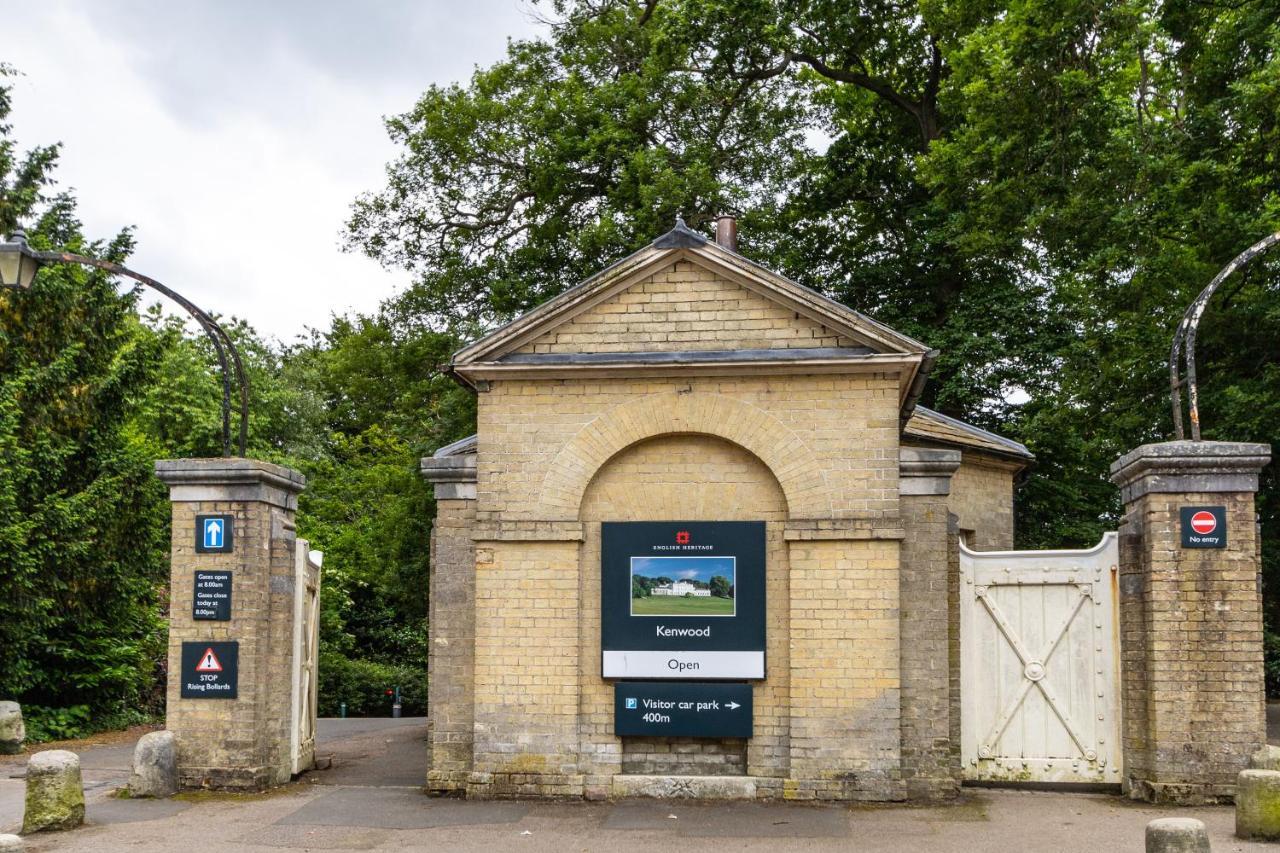 The Secret, 1 Bed Flat With Patio - Zone 2 Apartment *