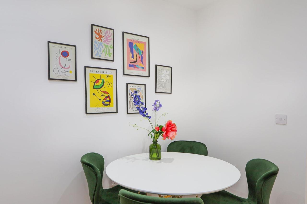 The Secret, 1 Bed Flat With Patio - Zone 2 Apartment London