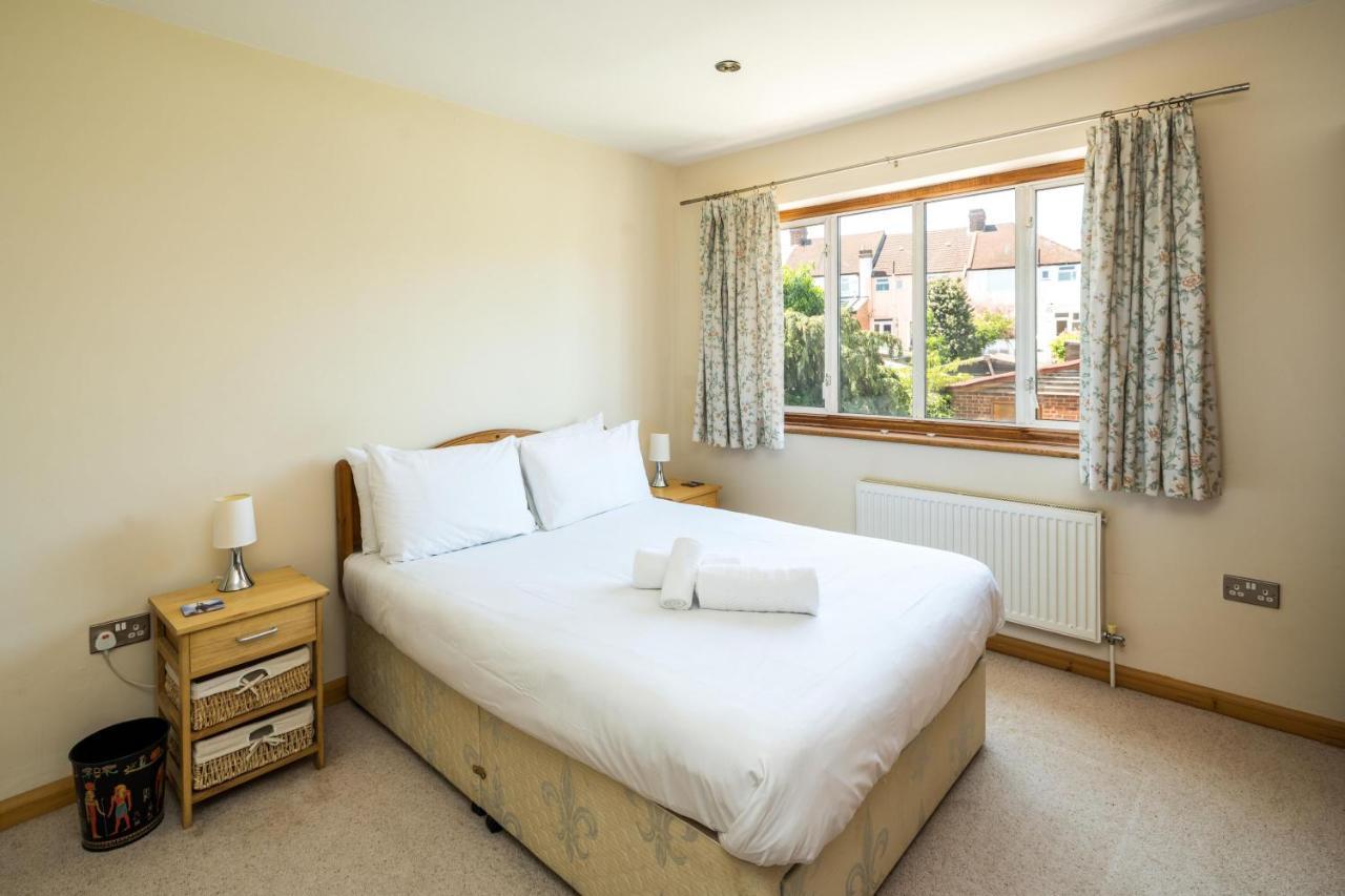 Hébergement de vacances Elegant 2bd House With Garden And Decked Patio Londres