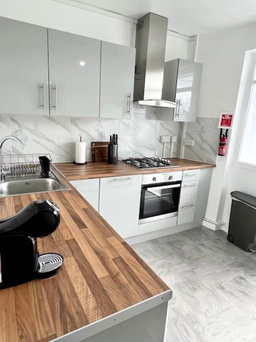 Lovely 3 Bedrooms Flat *