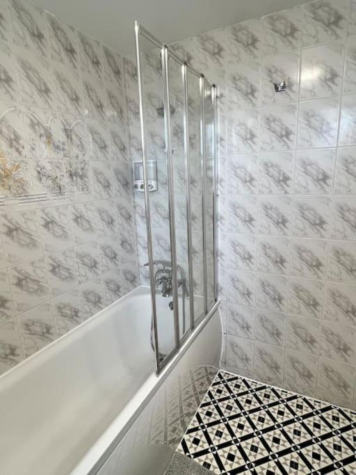 Apartment Lovely 3 Bedrooms Flat London