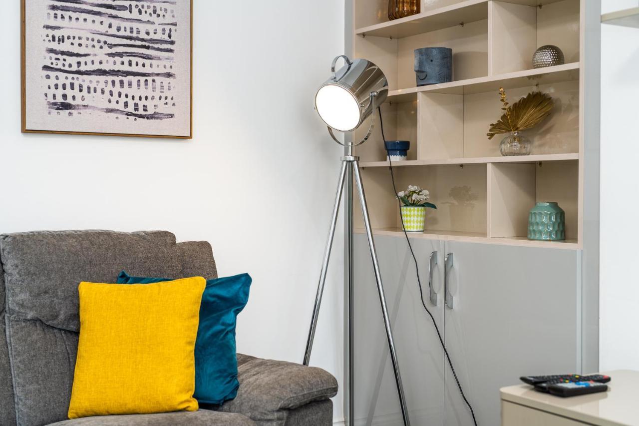 Modern 3 And 2 Bedroom Flat In Central With Installed Ac Apartment London