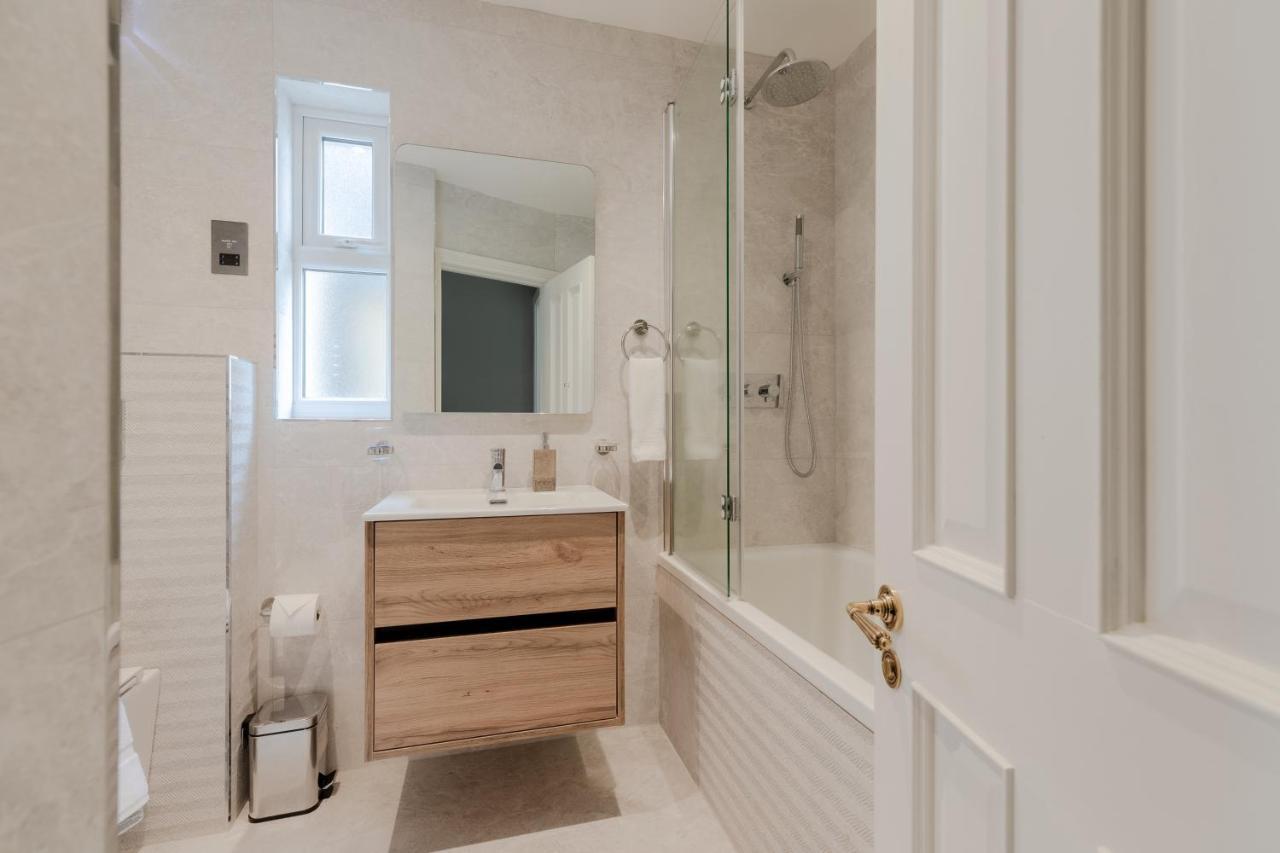 Central, Stylish And Spacious 4 Bedroom House 2,5 Bathrooms In Shepherd's Bush Apartamento
