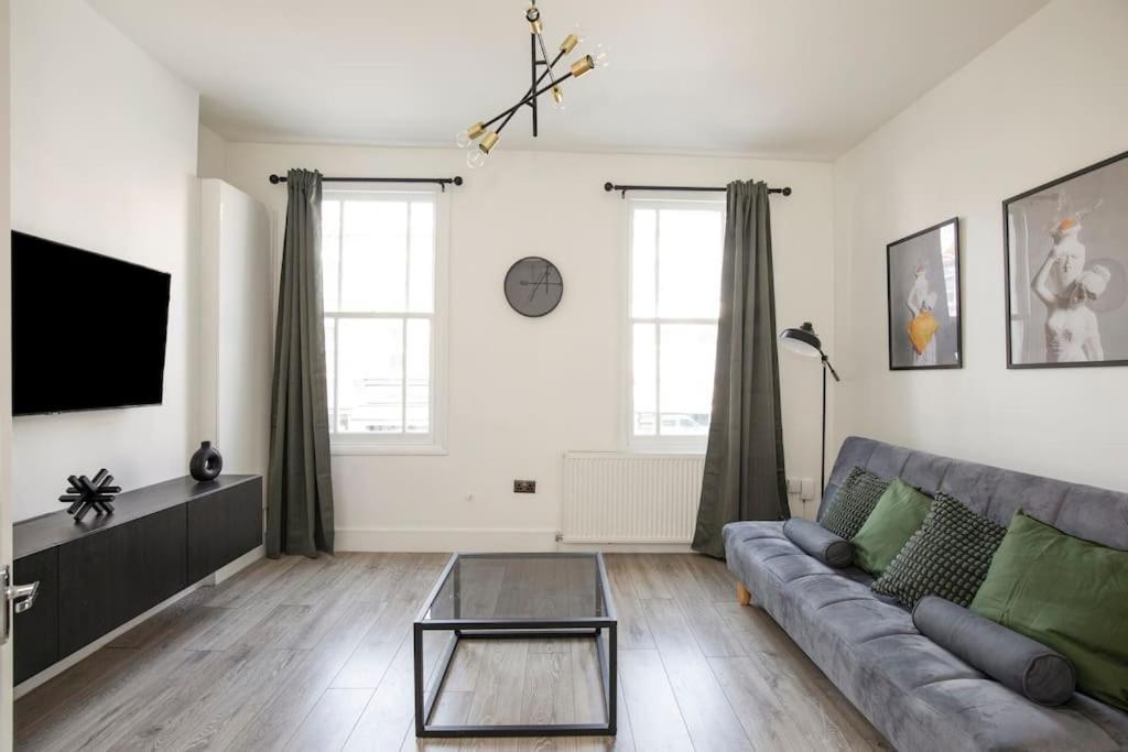 Apartment Spacious Serenity In The Heart Of London