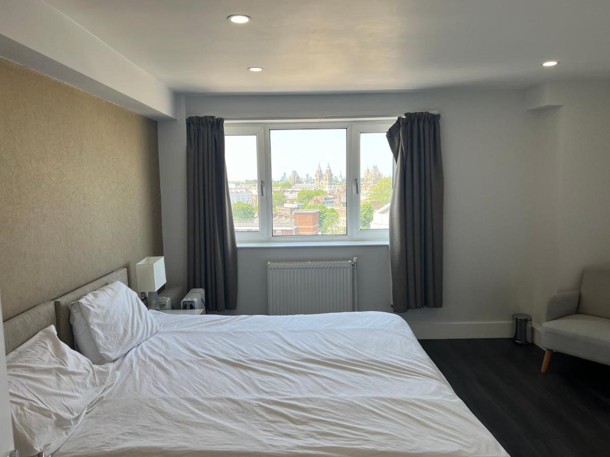 Apartment At Chelsea Cloister *