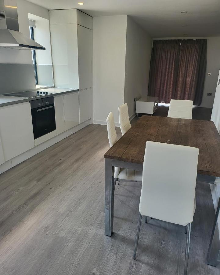 2 Bedrooms 2 Baths, 3 Toilets Excel And City Airport O2 Sleeps Up To 5, London