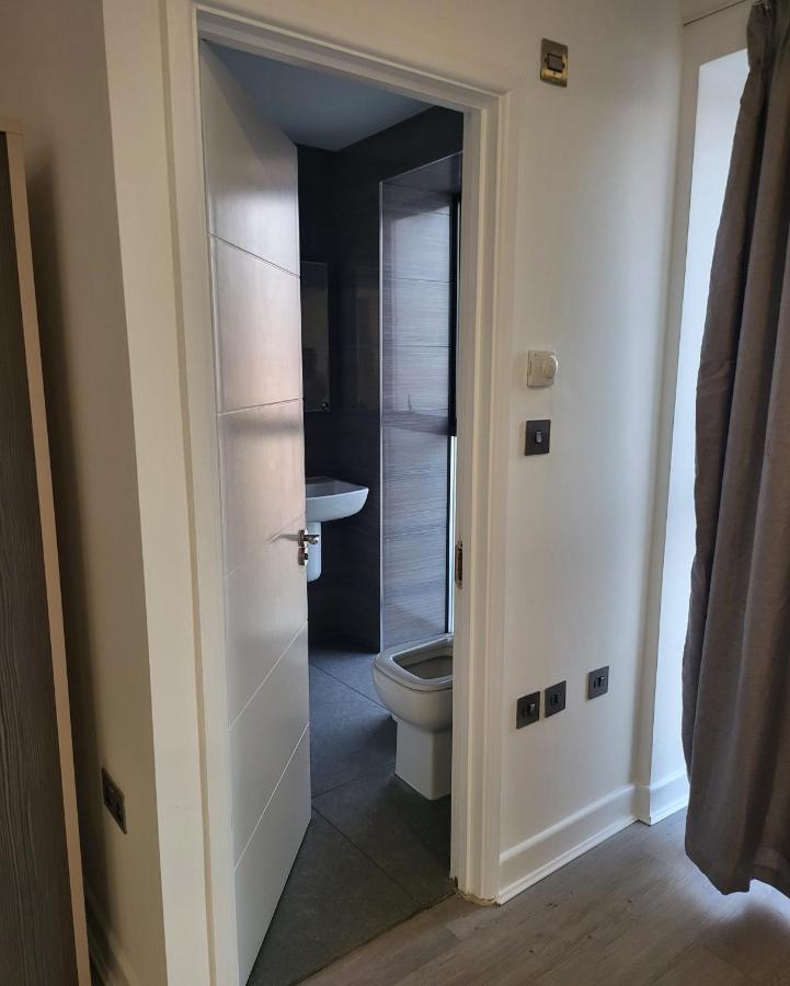 Apartment 2 Bedrooms 2 Baths, 3 Toilets Excel And City Airport O2 Sleeps Up To 5, London