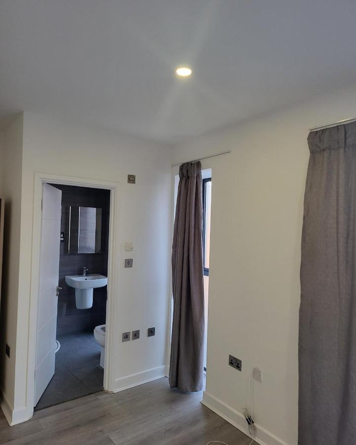 2 Bedrooms 2 Baths, 3 Toilets Excel And City Airport O2 Sleeps Up To 5, London