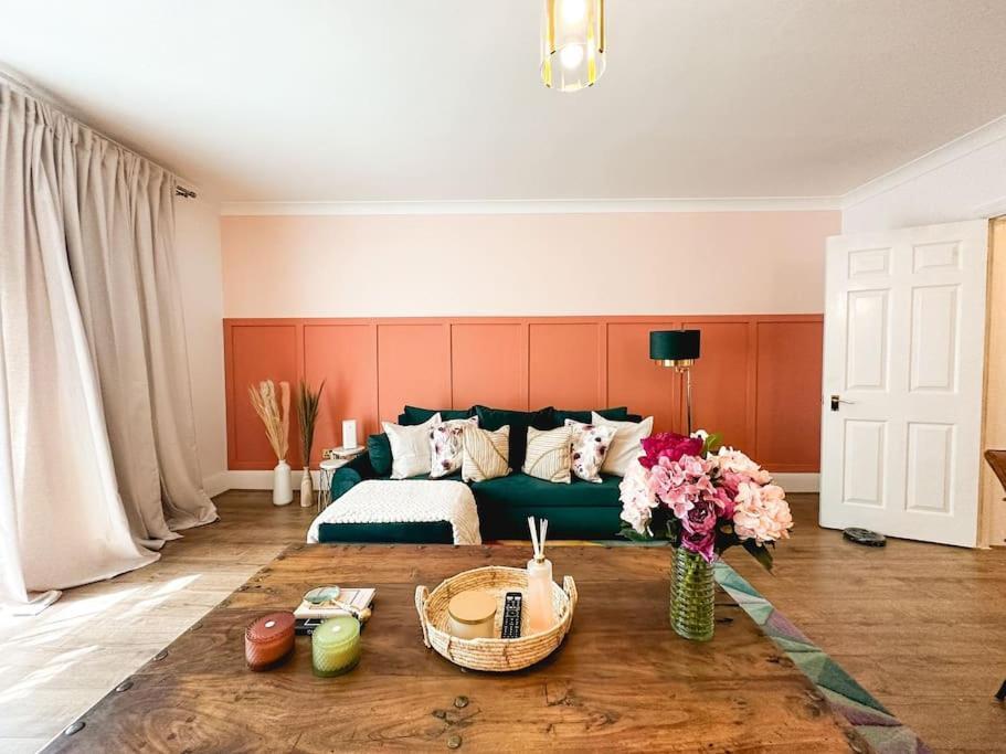Charming Spacious 2br Flat Near Station Parking *